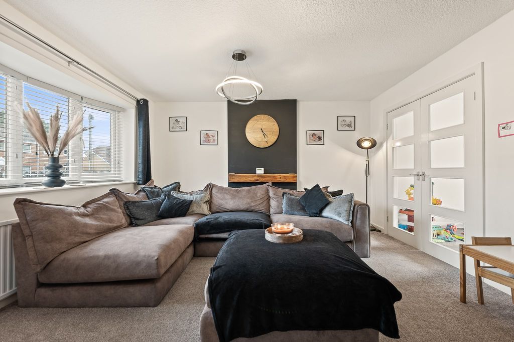 Property photo 3 of 19 Living Room