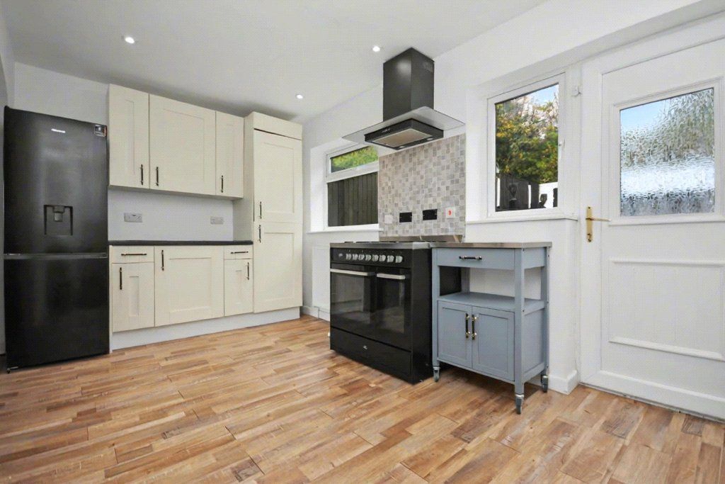 Property photo 3 of 17 Kitchen