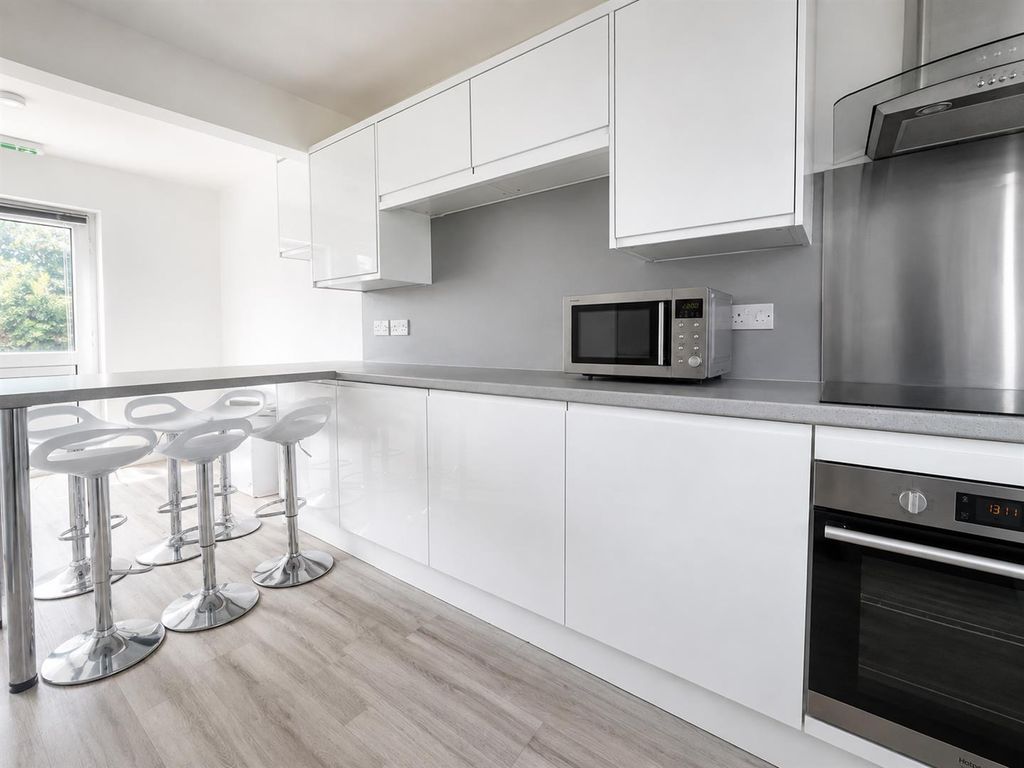 Property photo 3 of 6 Kitchen