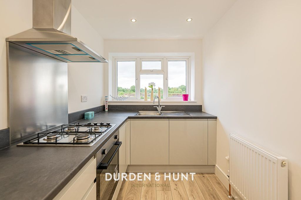 Property photo 2 of 18 Wych-10.Jpg