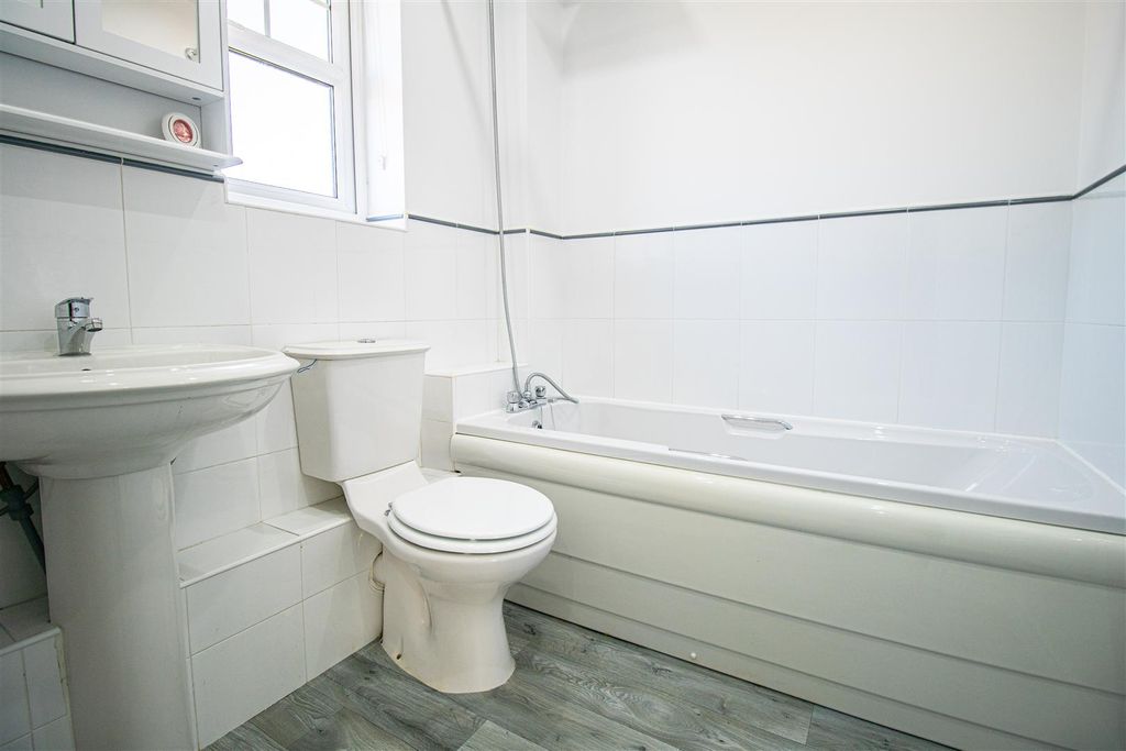 Property photo 3 of 9 Bathroom