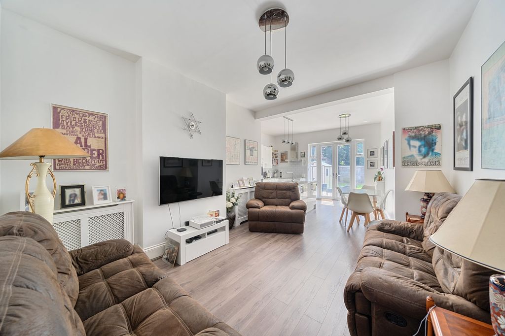 Property photo 3 of 18 Living Room