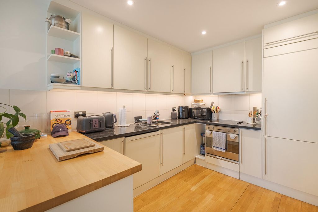 Property photo 3 of 6 Kitchen