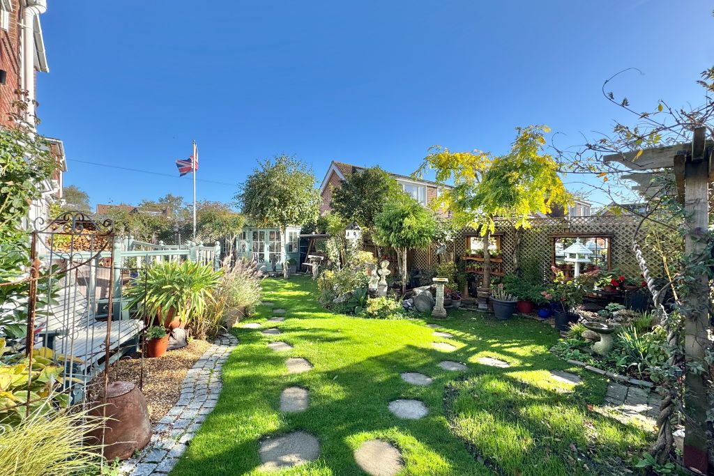 Property photo 2 of 16 Garden