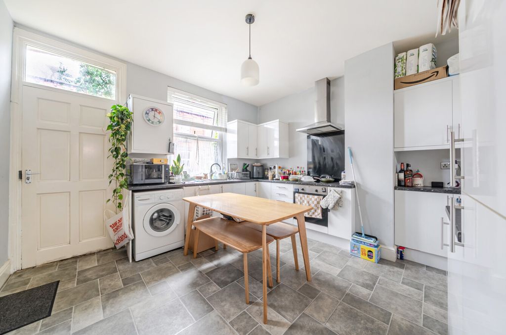 Property photo 3 of 18 Kitchen