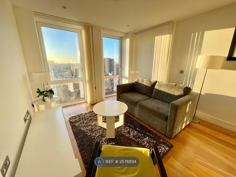 Property photo 2 of 28 Living Room - With Great View Of London
