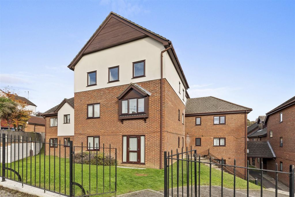 Property photo 1 of 9 Front Aspect