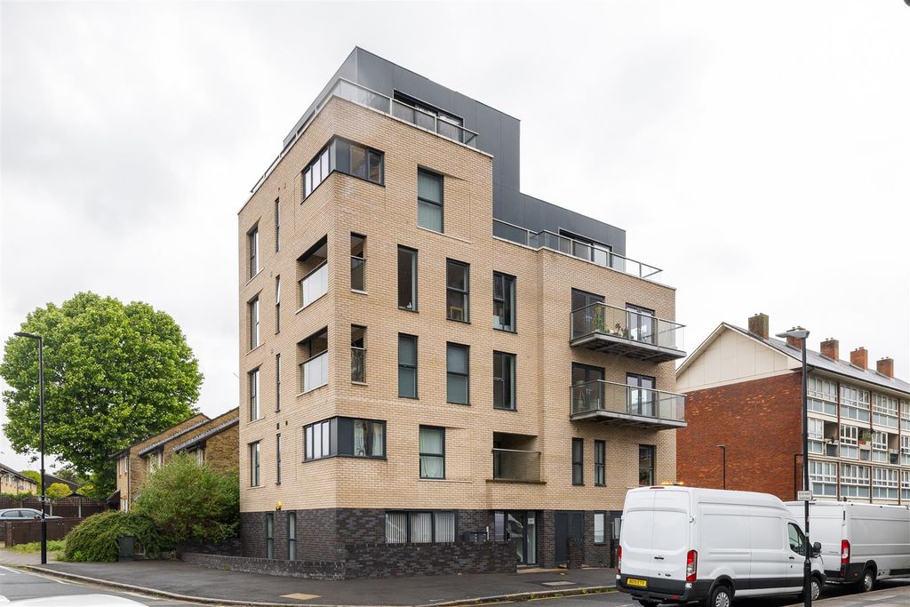 Property photo 3 of 20 Church Street, E15