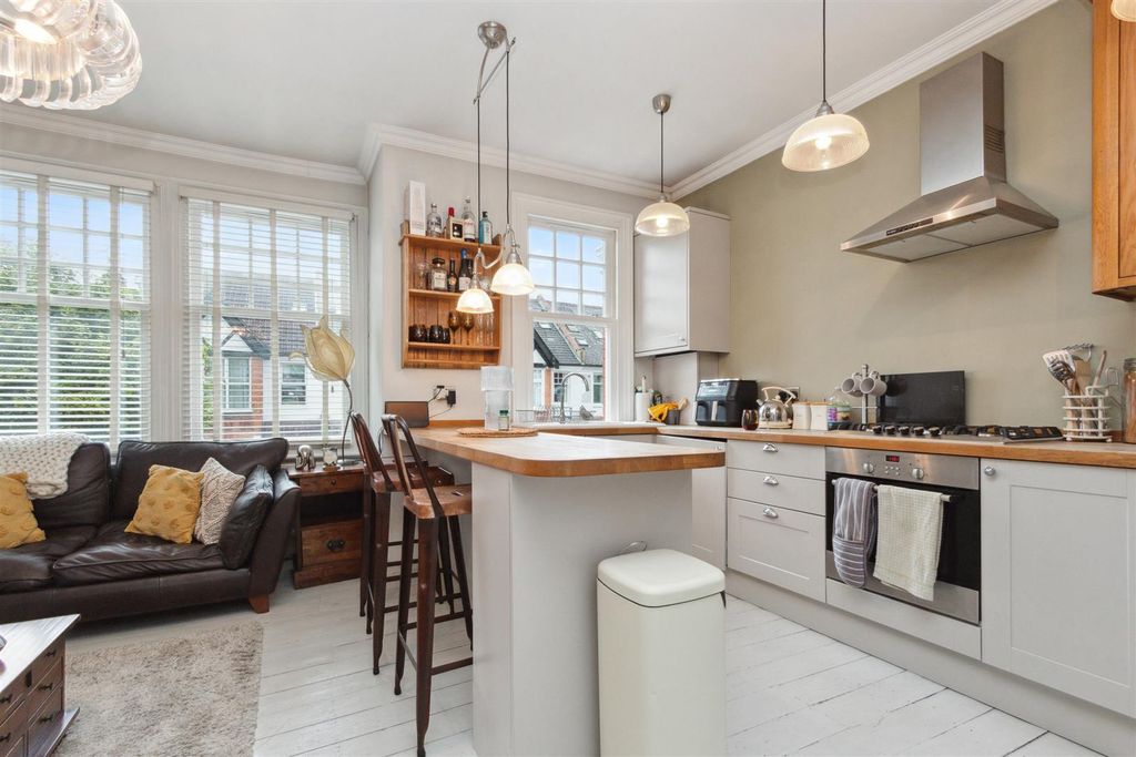 Property photo 2 of 8 Flat 2, 20 Pendle Road Sw17 Reception 2.Jpg