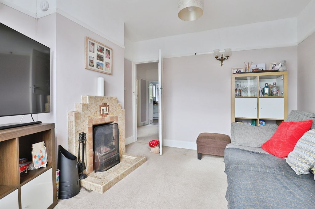 Property photo 3 of 15 Lounge