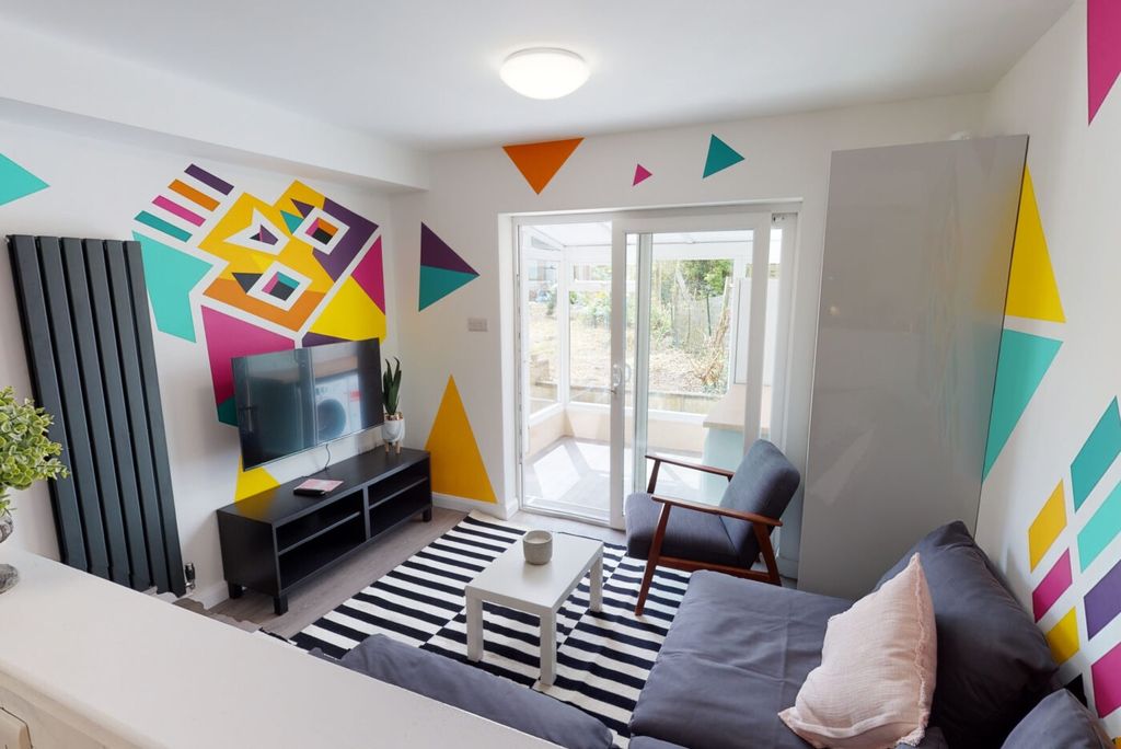 Property photo 1 of 6 Bright, Modern Living Room With Colourful Geometri...