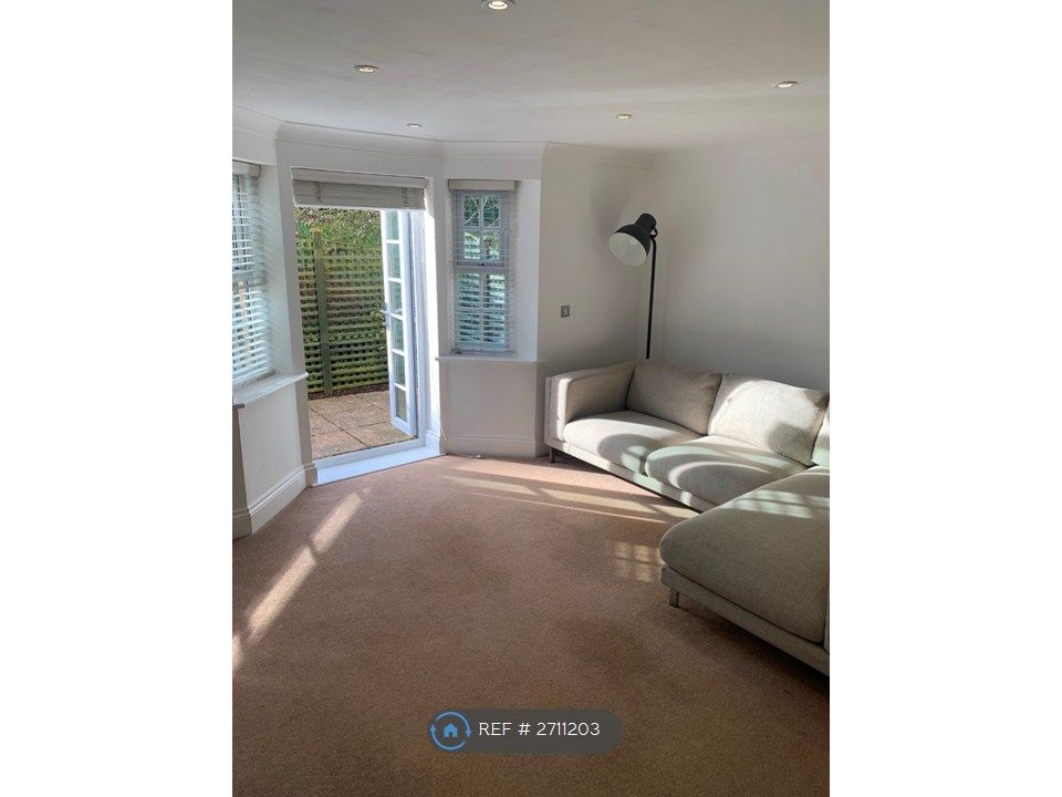 Property photo 3 of 19 Lounge