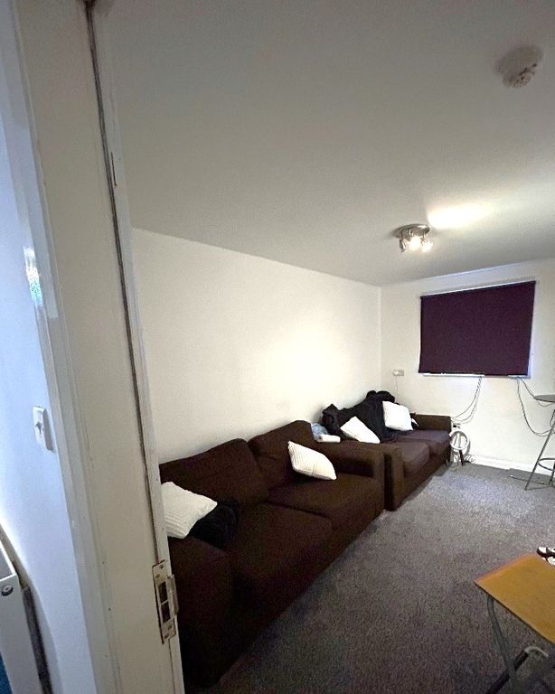Property photo 3 of 12 Lounge