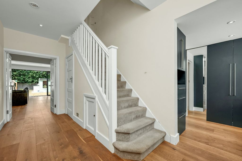 Property photo 2 of 22 Entrance Hall
