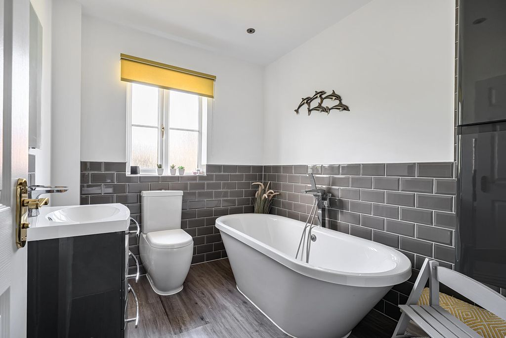 4 bed detached house for saleFruitfields Close, Devizes SN10 photo 5