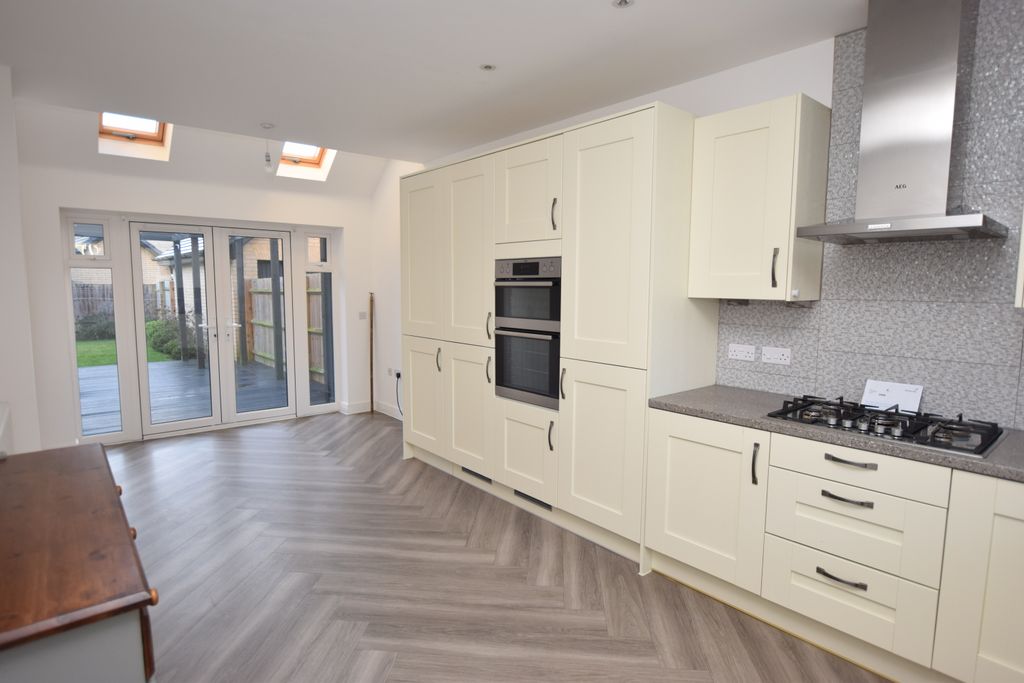 Property photo 2 of 18 Kitchen 2