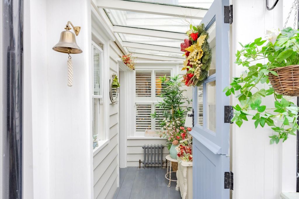 Property photo 3 of 32 Entrance