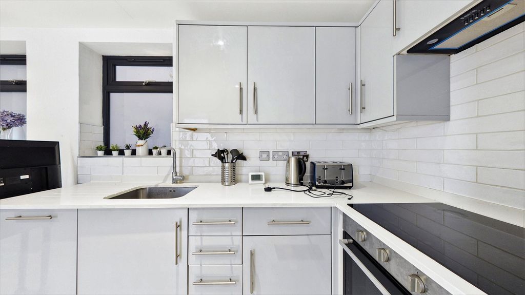 Property photo 2 of 11 Kitchen