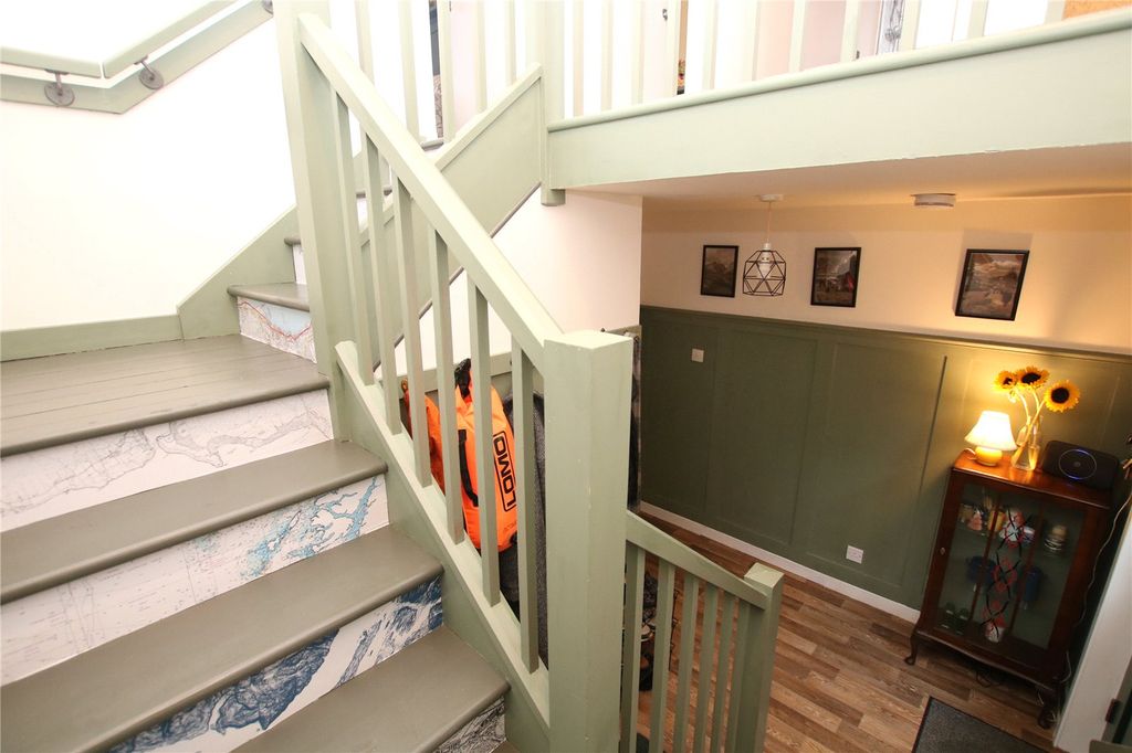 Property photo 2 of 33 Ent Hall (1)