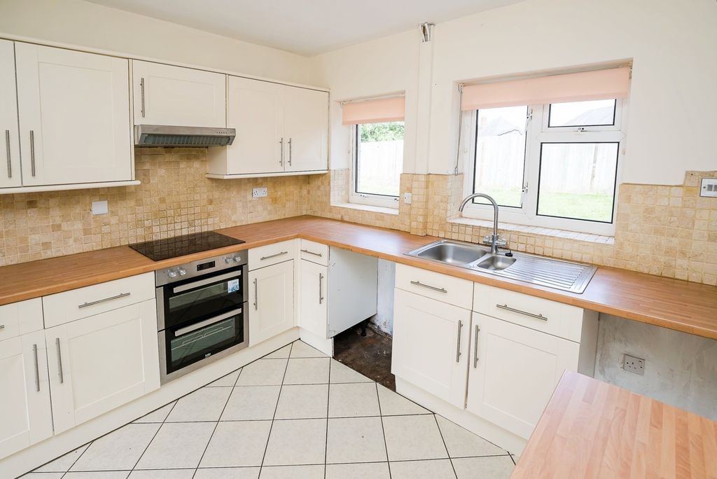 Property photo 3 of 17 Kitchen