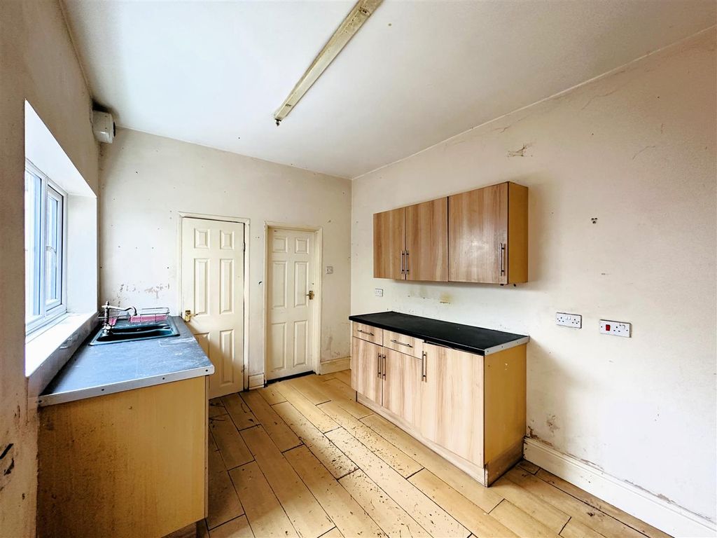 Property photo 3 of 14 Kitchen