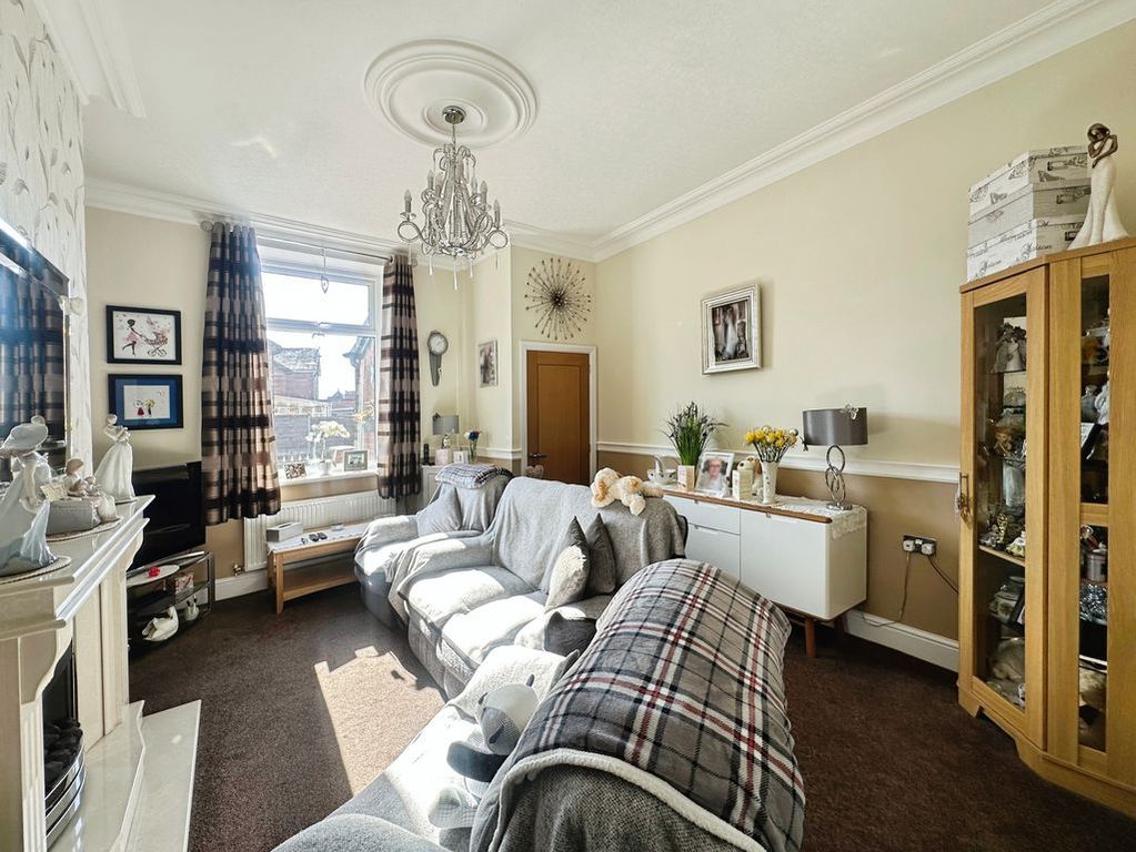 Property photo 3 of 18 Lounge