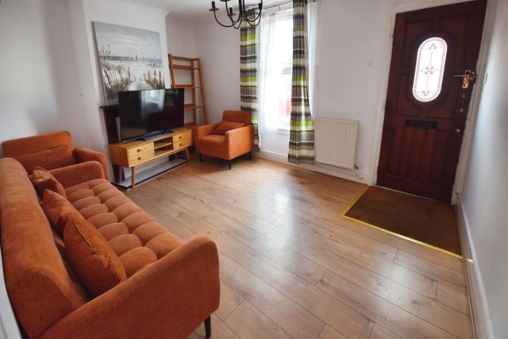Property photo 3 of 8 Smith Lounge