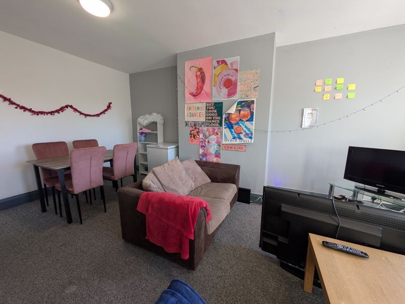 Property photo 3 of 9 Photo 7