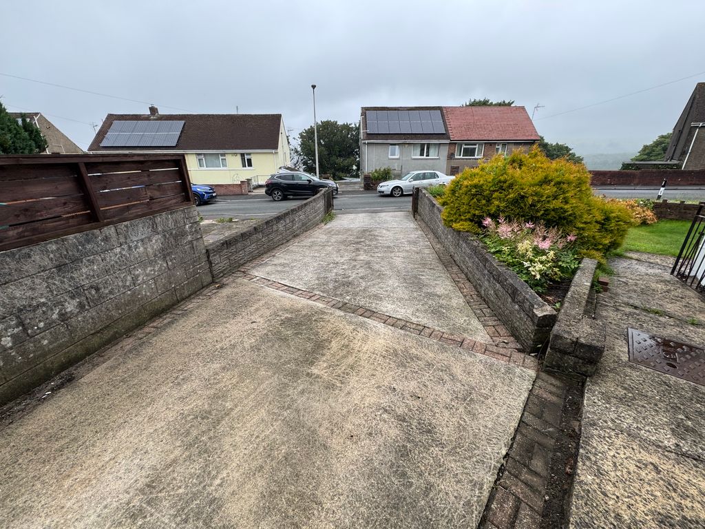 Property photo 2 of 25 Excellent Drive Parking
