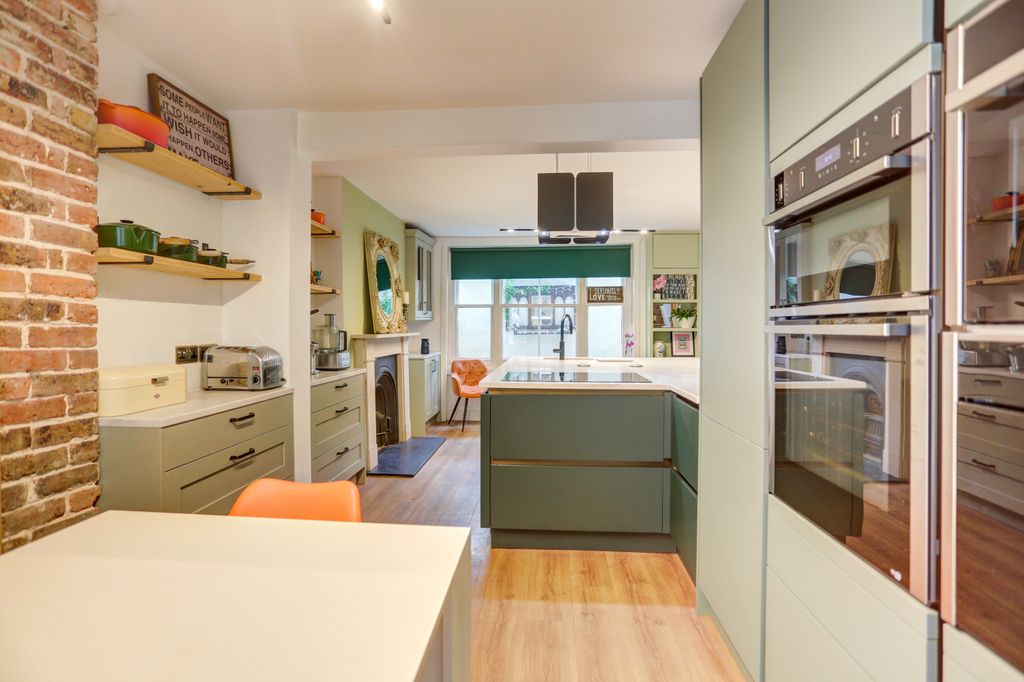 Property photo 3 of 25 Kitchen6