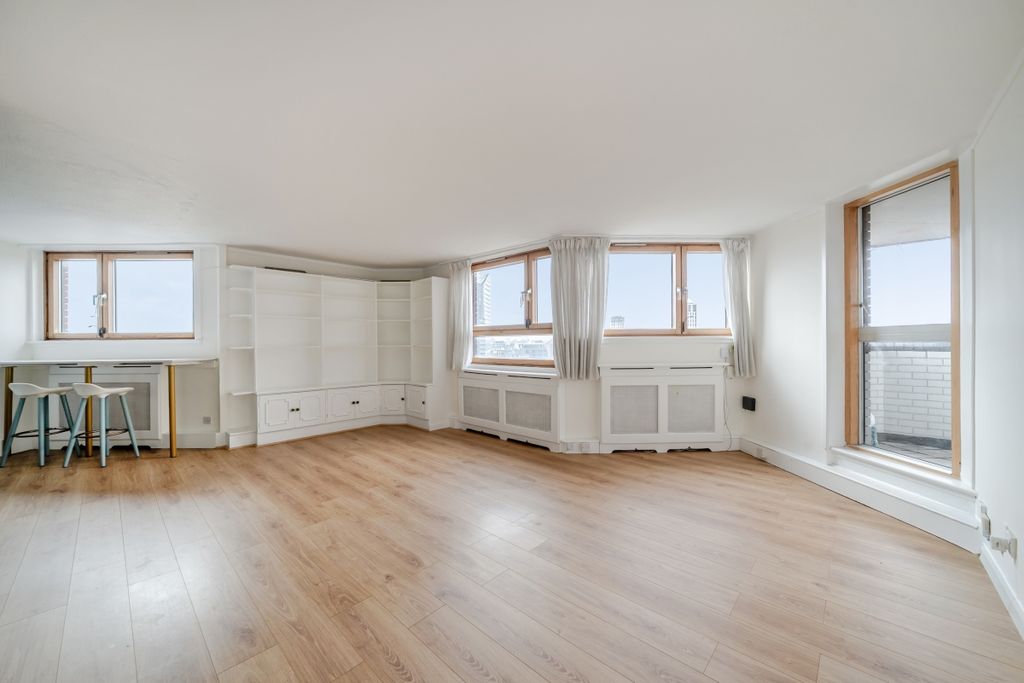 Property photo 1 of 17 Living Room