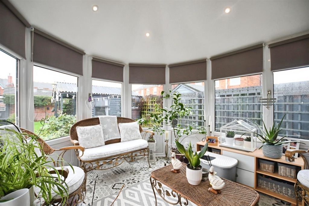 Property photo 3 of 31 Conservatory