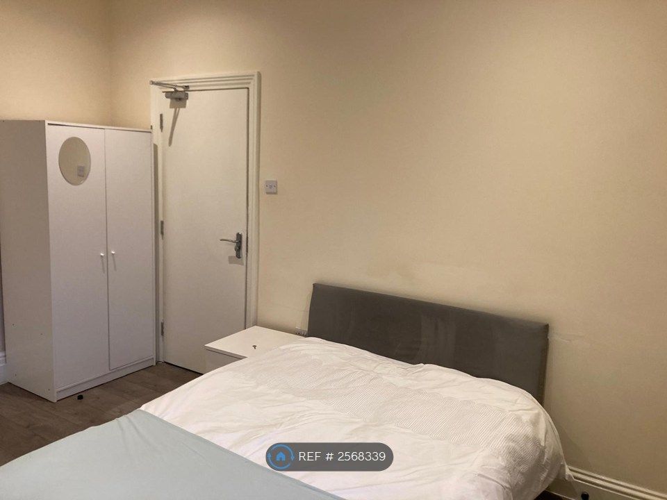 Property photo 3 of 11 Studio 6 - Available Now £800