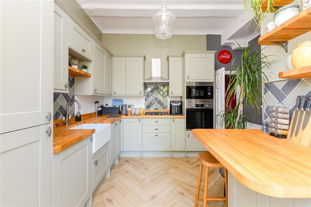Property photo 2 of 10 Kitchen