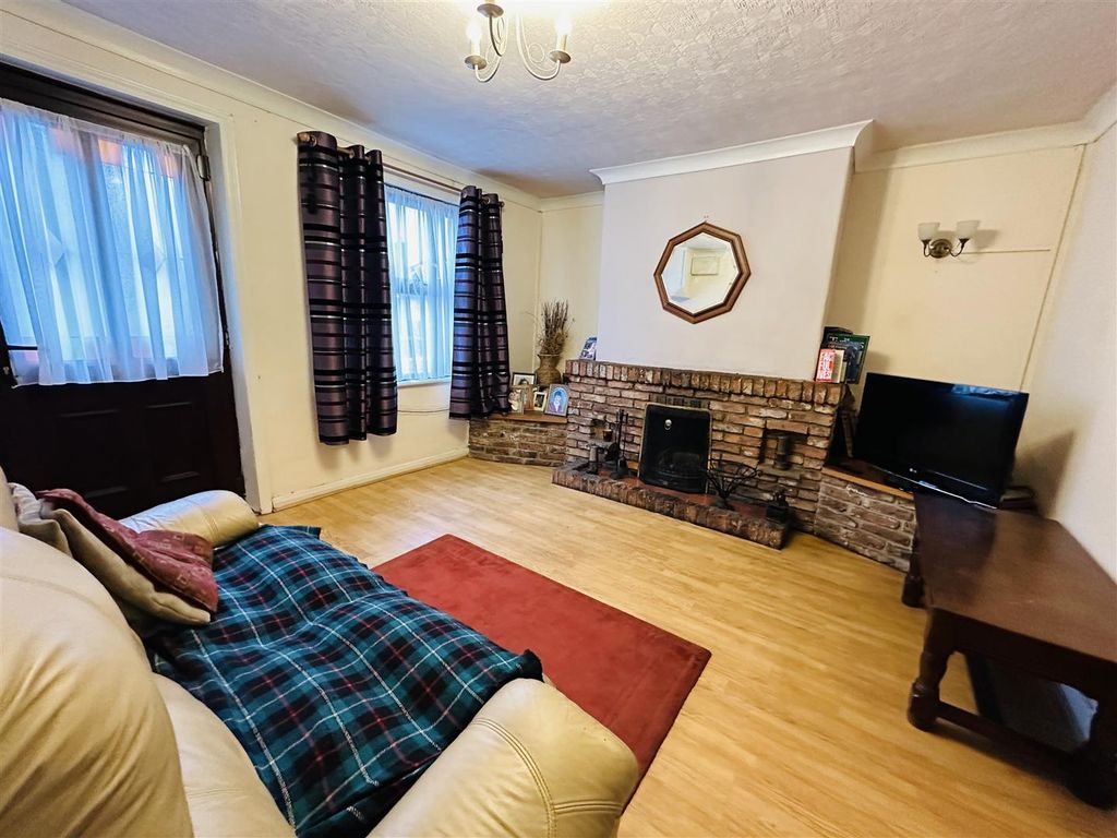 Property photo 3 of 12 Lounge