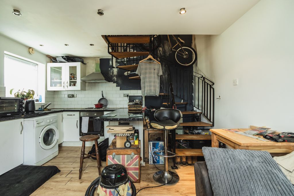 Property photo 2 of 18