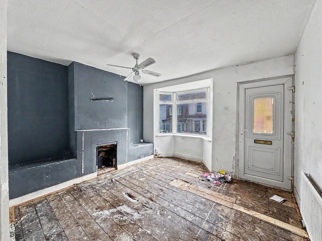Property photo 3 of 11 Living Room