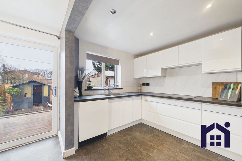 Property photo 3 of 18 Kitchen