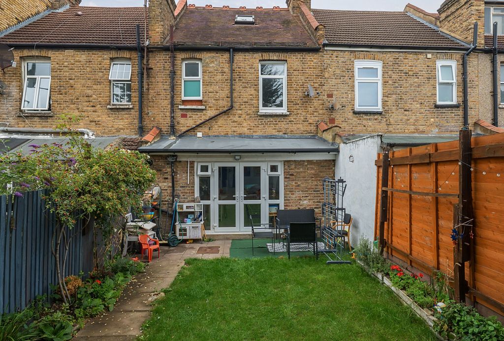 Property photo 2 of 17 1329555-16-688B3c...