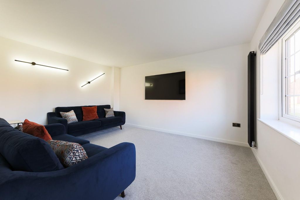 Property photo 2 of 21 Living Room