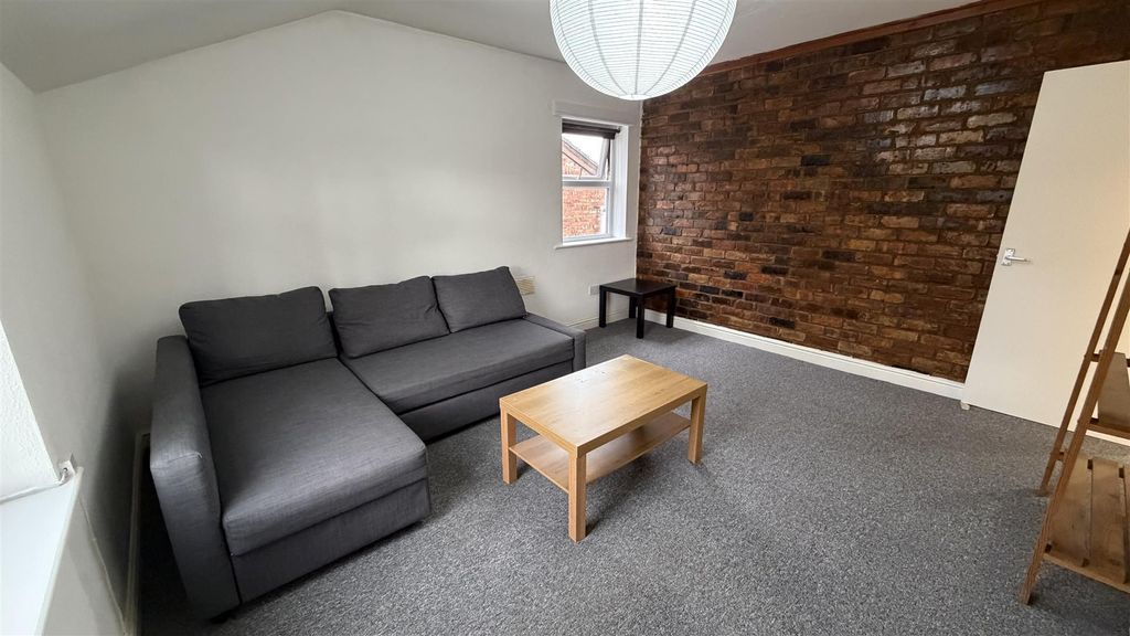 Property photo 1 of 15 J4Eblwrxvumr00_8Hqqmqa.Jpg