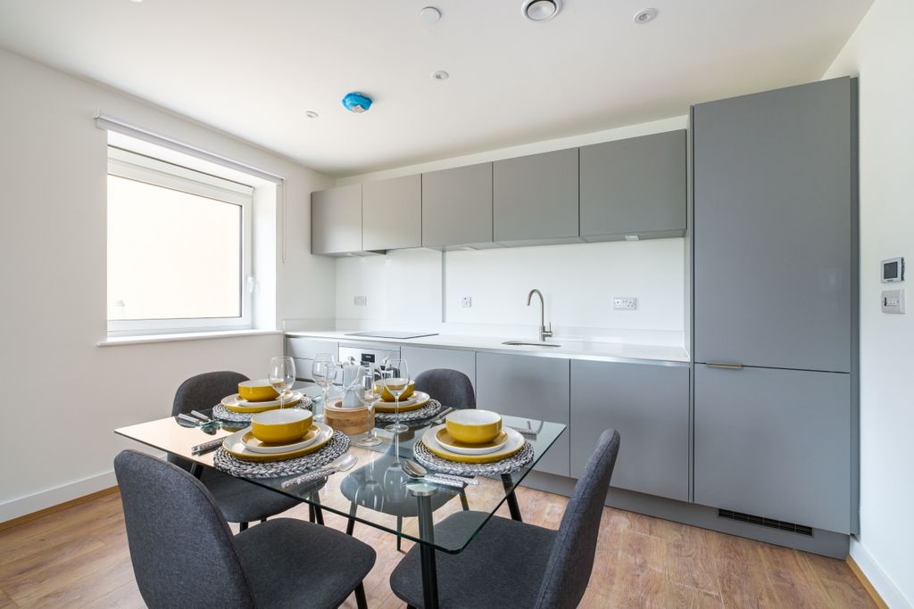 Property photo 2 of 6 168-Whyteleafe-Ho...
