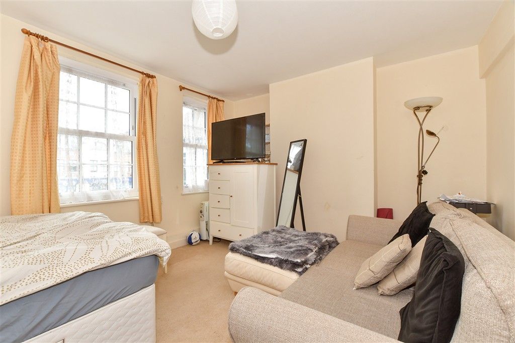 Property photo 1 of 6 Lounge/Bedroom