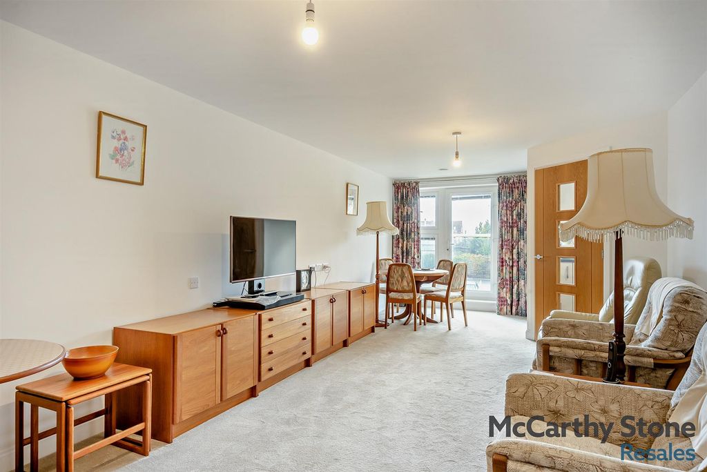 Property photo 2 of 19 8665851-Interior01-800.Jpg