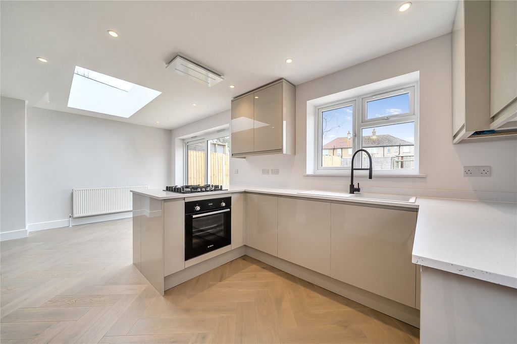 Property photo 3 of 16 Picture No. 11