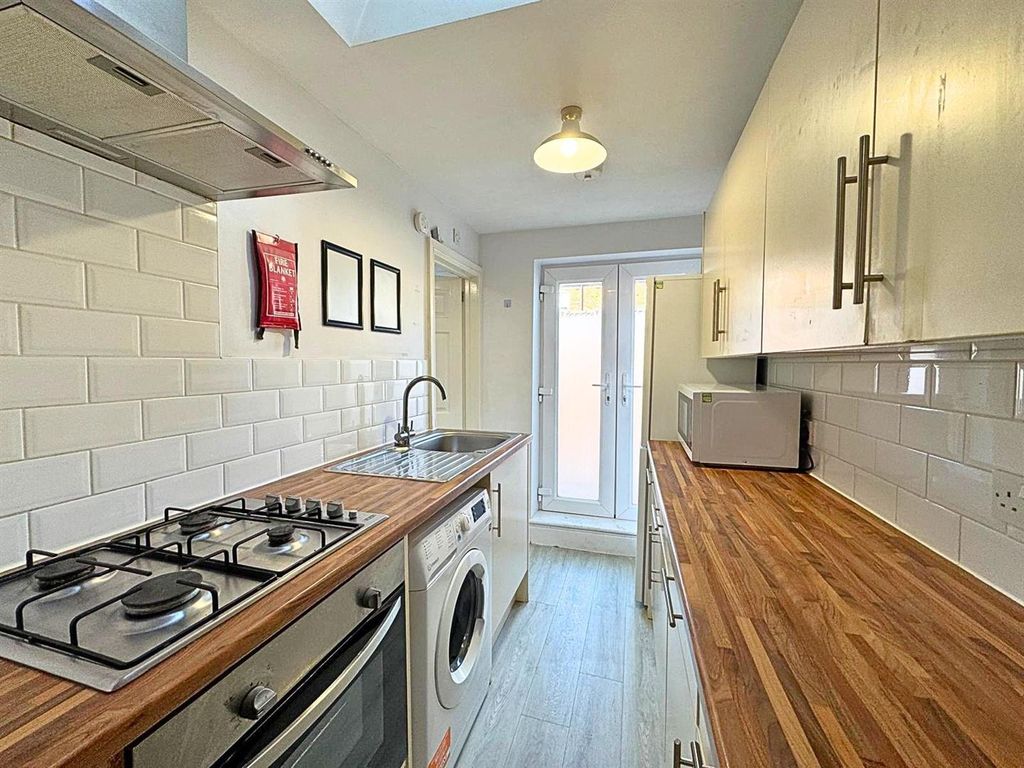 Property photo 3 of 9 Kitchen