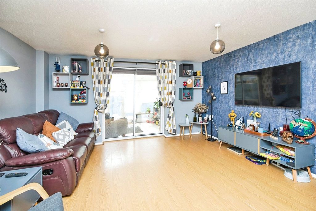 Property photo 2 of 24 Lounge