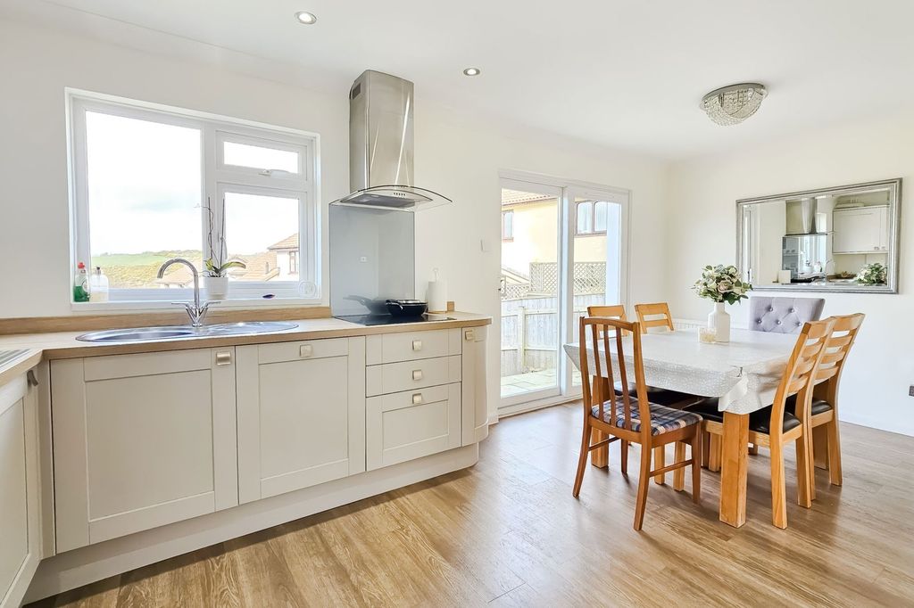 Property photo 2 of 25