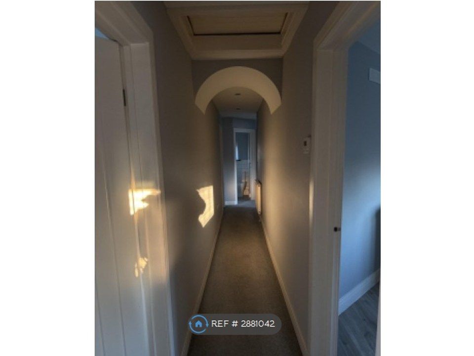Property photo 3 of 14 Hallway