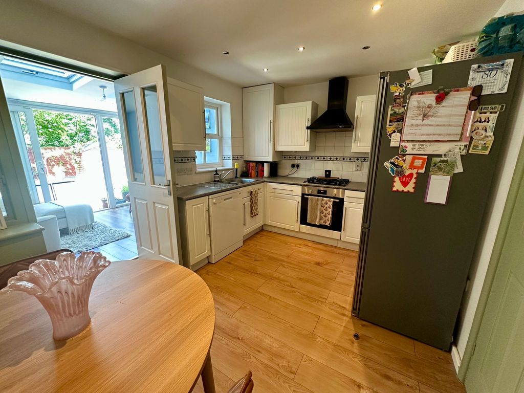 Property photo 3 of 19 Kitchen